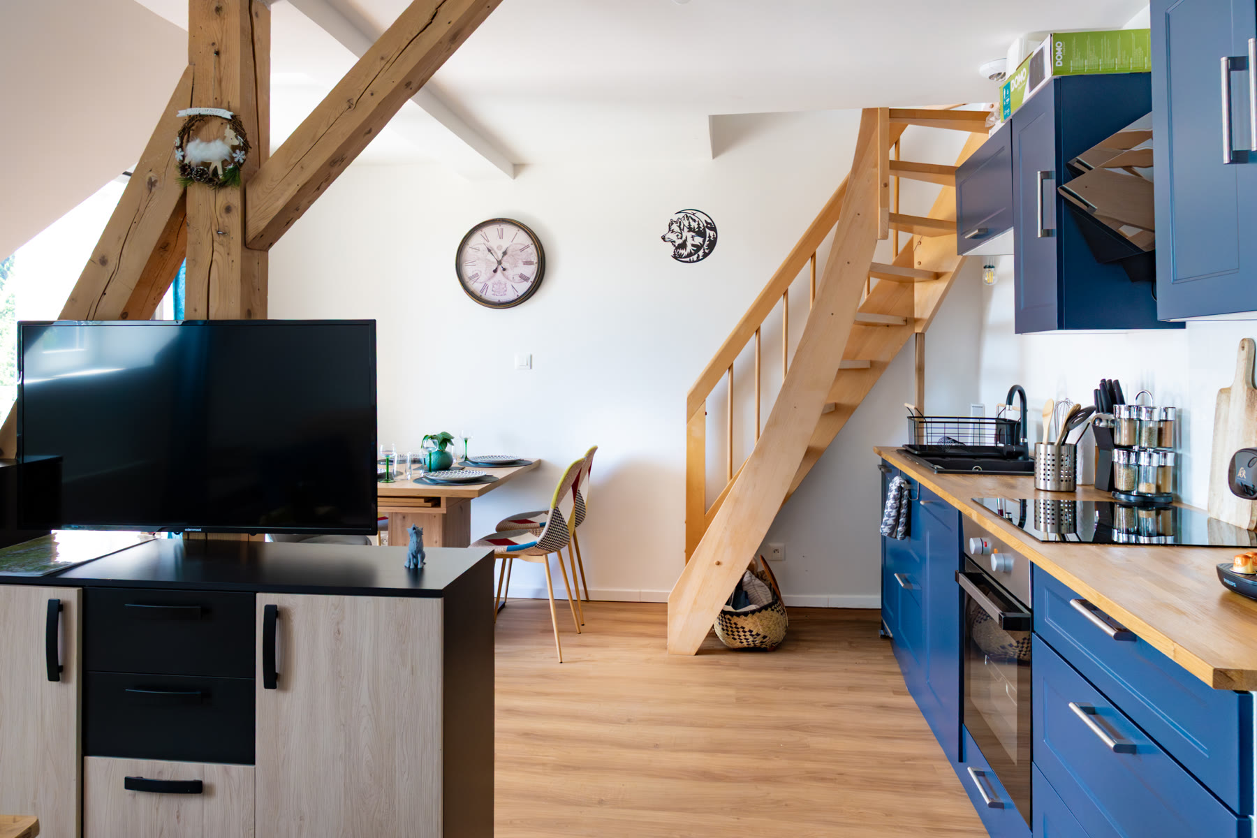 Duplex au Lac Blanc — cuisine bleue et escalier mezzanine
