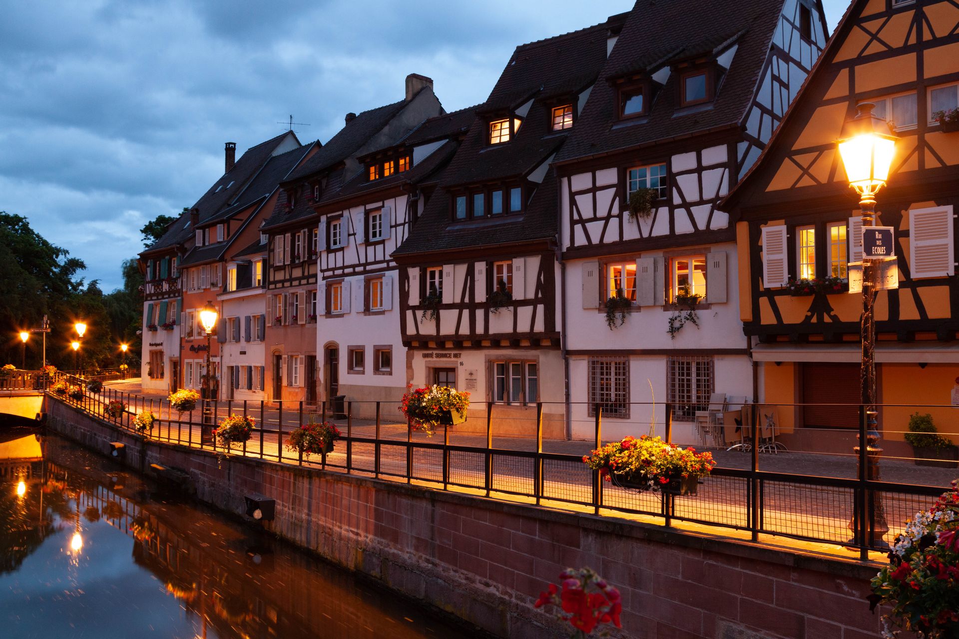 La Petite Venise de Colmar au crépuscule — maisons à colombages illuminées le long du canal